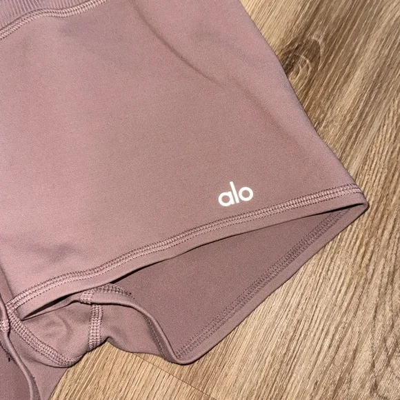 Alo Yoga 3" High-Waist Airlift Shorts in Smoky Quartz Pink Athletic Size Large - Picture 2 of 4